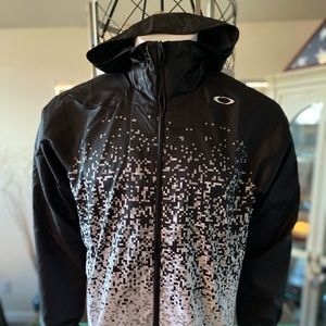New with tags $100 Womens Oakley Enhance Wind Hoodie Graphic 9.0 Blackout